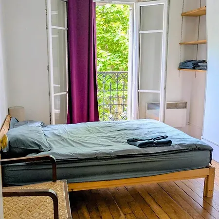 Classic Parisian 2 Bedroom Flat In 10