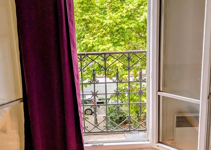 Classic Parisian 2 Bedroom Flat In 10 Париж