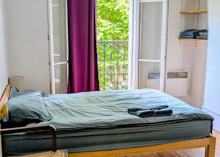 Classic Parisian 2 Bedroom Flat In 10